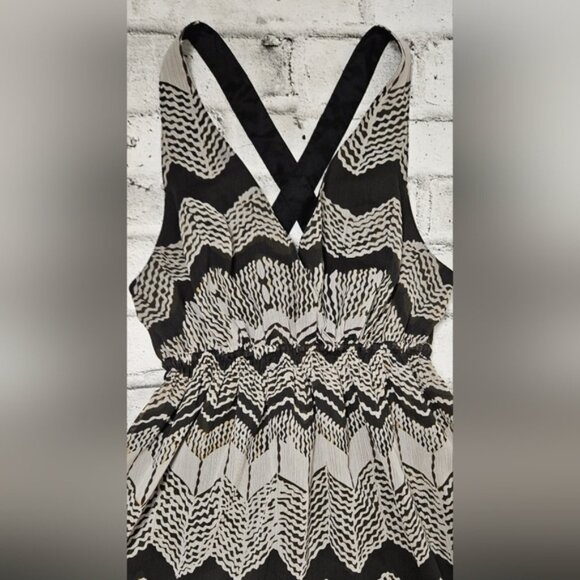 DKNYC Sleeveless V-Neck Open Back Chevron Cream Black Dress - Picture 7 of 11